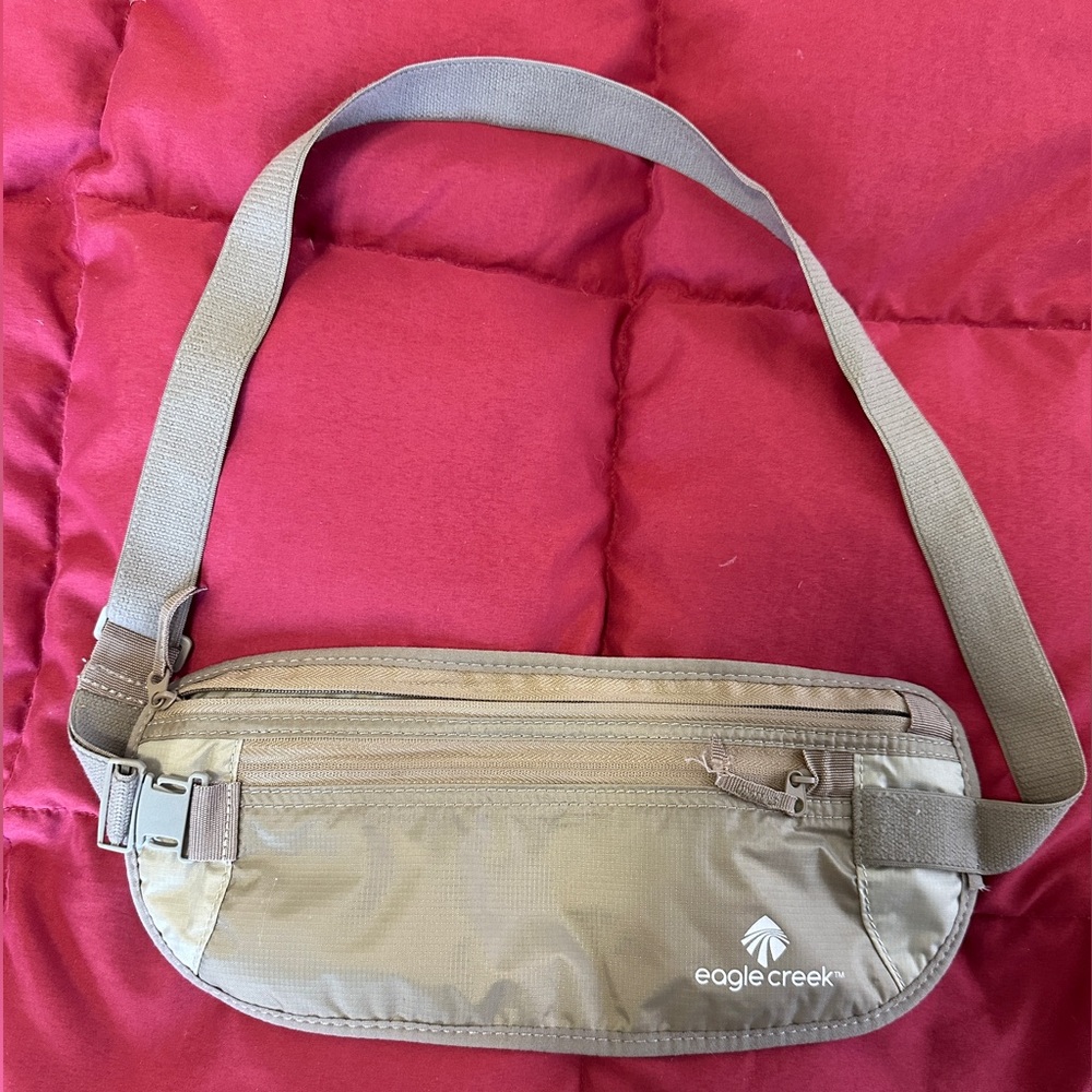 EagleCreek Money Belt in beige with elastic adjustable strap